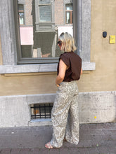 Load image into Gallery viewer, Cropped brown shirt